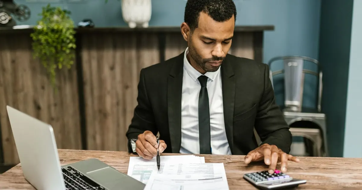 Aplicação de contabilidade: o que deve cobrir num gabinete e o que não substitui